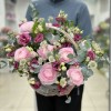 Эустомы и розовые ранункулюсы в корзине